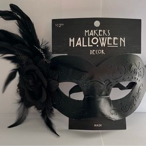 Black elegant Halloween mask. The masks comes with a black strap in the back.